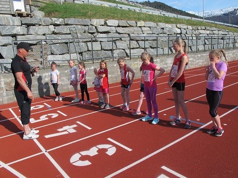 Startfeltet i klassane jenter 11 år og yngre. Foto: Aslaug Thingnes Bø